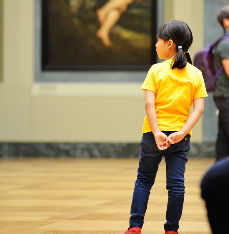 Niña museo Louvre