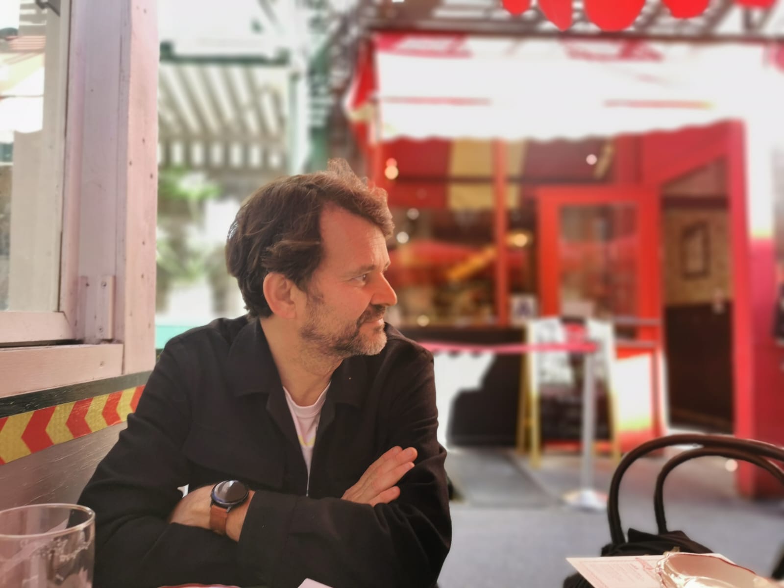 vier Sicilia es artista, y profesor de Bellas Artes en la Universidad de La Laguna. Junto con José Arturo Martín conforman el equipo artístico MARTIN Y SICILIA. Este tándem lleva más de dos décadas desarrollando un proyecto artístico que se ha concretado, a día de hoy, en más de novecientas obras dedicadas a indagar sobre el problema de la identidad contemporánea en el contexto sociocultural de la posmodernidad. Por varias razones, su trabajo —pintura, fotografía e instalación— constituye un caso que puede considerarse un ejemplo de la importancia que el problema de la identidad tiene en el arte contemporáneo.