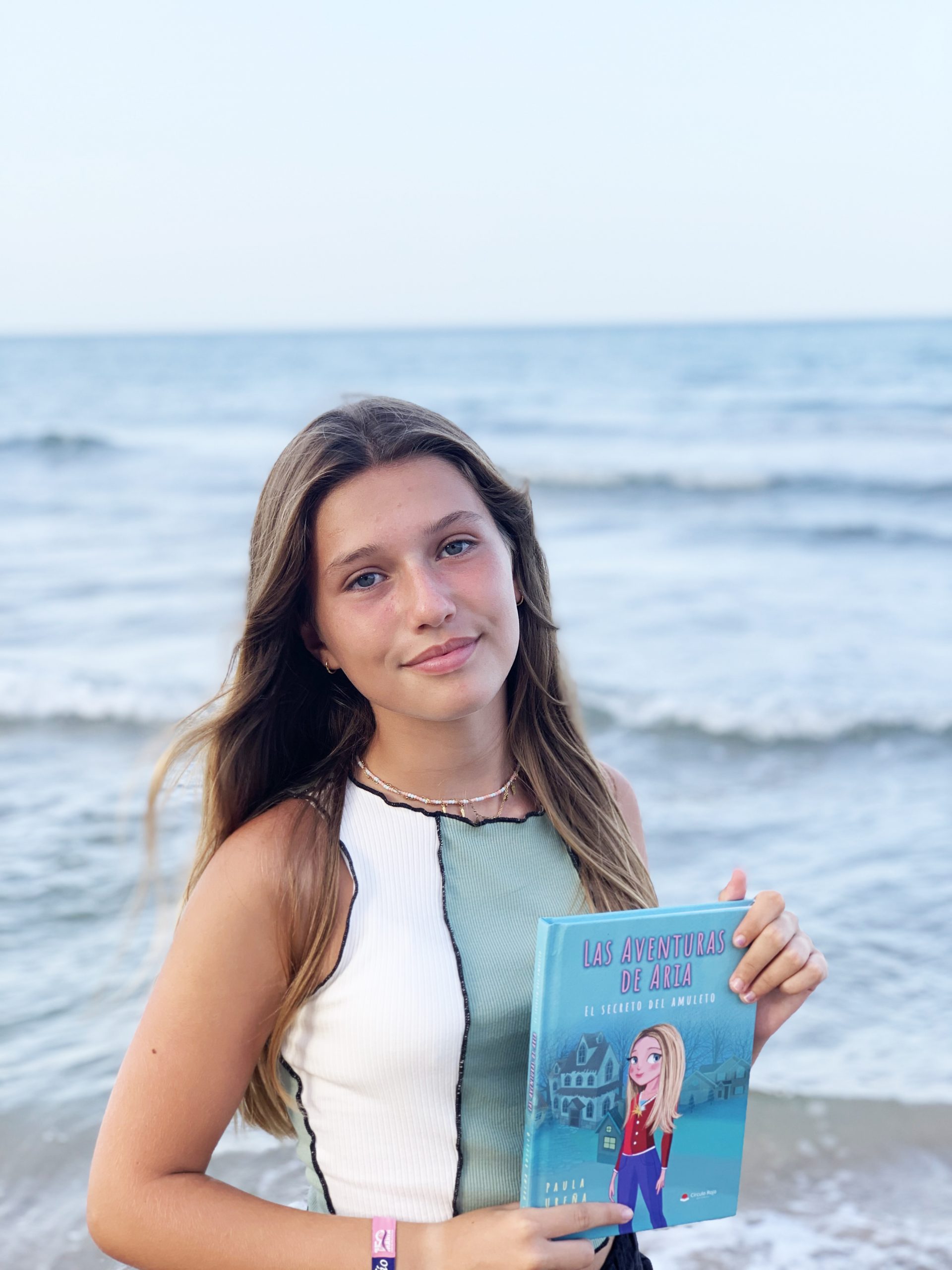 Paula con su novela: Las aventuras de Aria.