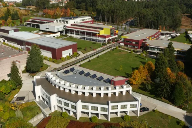 Fachadas de Peleteiro, Mas Camarena y La Salle Maravillas, los mejores colegios de España en 2025